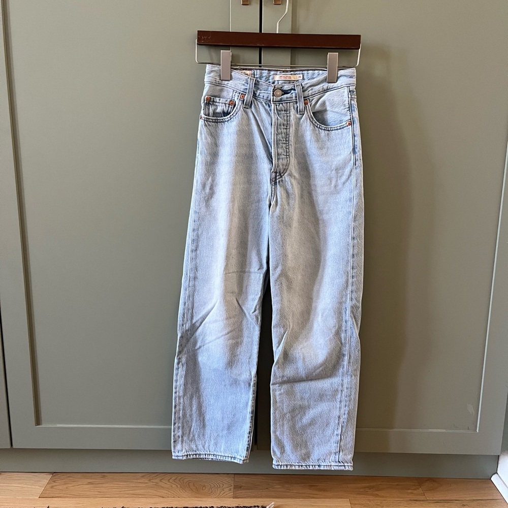 Levi’s Ribcage straight light wash jeans